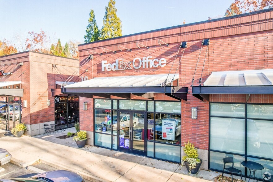 Centerpointe Dr, Lake Oswego, OR à louer - Photo de l’immeuble – Image 3 sur 10