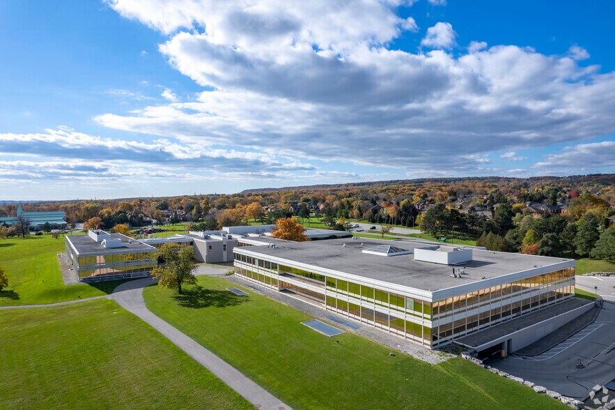 1375 Kerns Rd, Burlington, ON à louer - Photo de l’immeuble – Image 2 sur 6