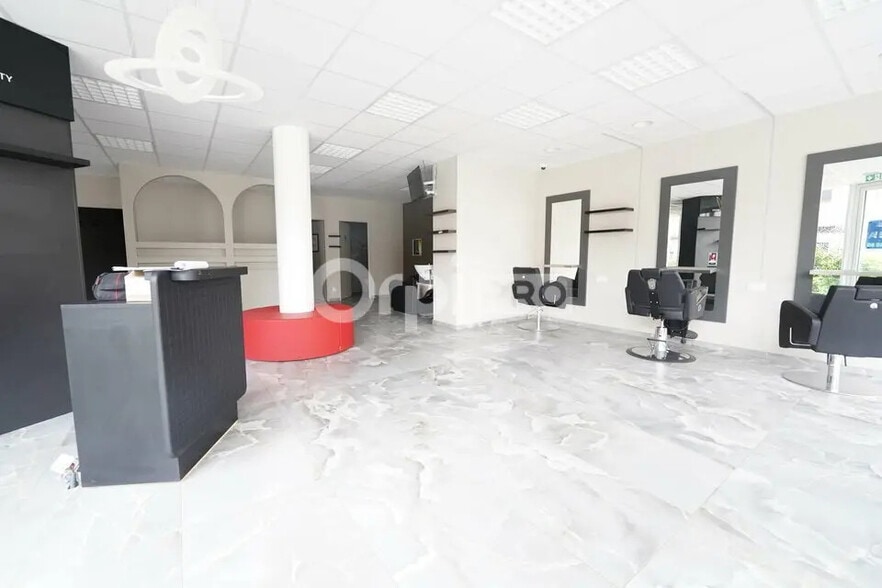 Local commercial dans La Verpillière à louer - Photo de l’immeuble – Image 2 sur 7