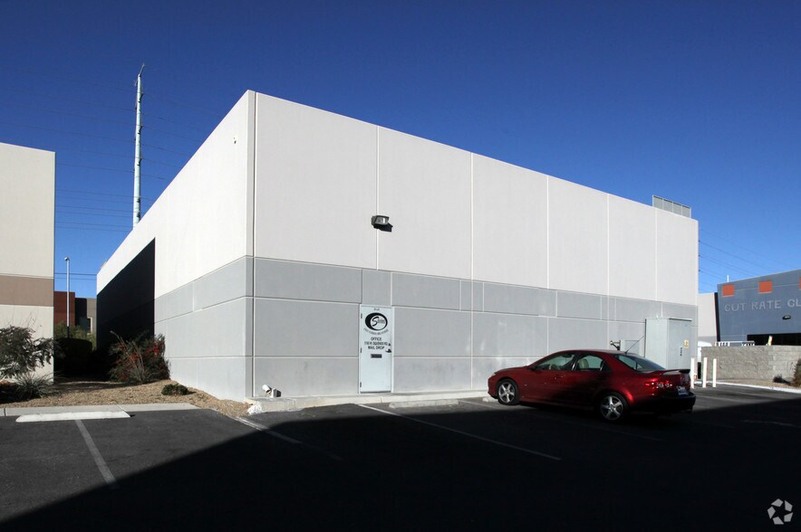 5165 W Oquendo Rd, Las Vegas, NV à louer - Photo de l’immeuble – Image 2 sur 32