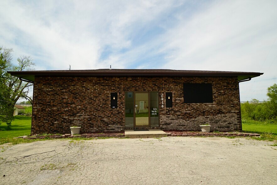 2414 S Leonard Rd, Saint Joseph, MO à vendre - Photo de l’immeuble – Image 1 sur 38