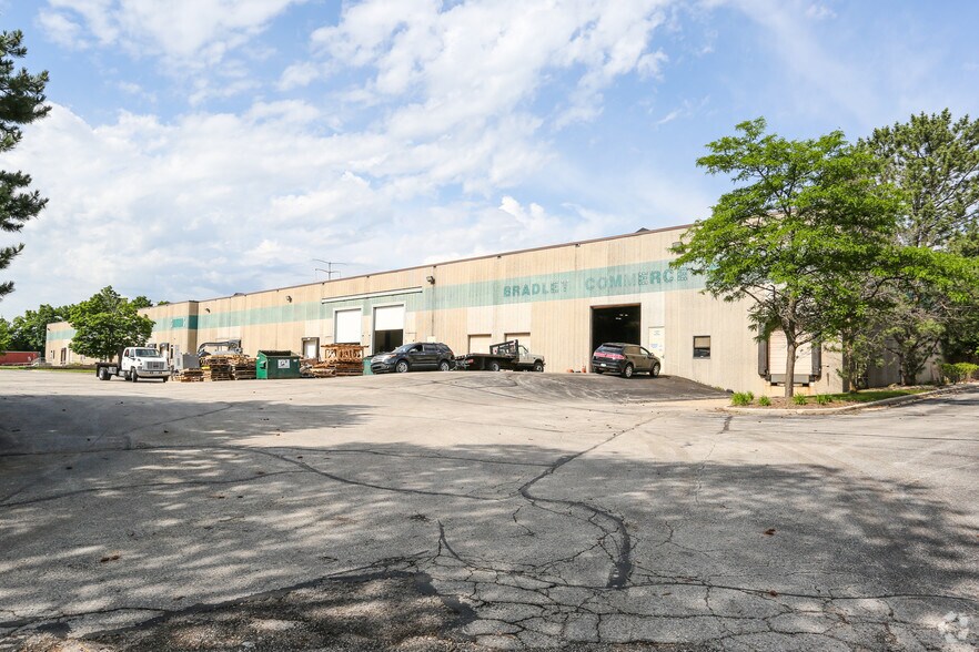 8301 W Parkland Ct, Milwaukee, WI à louer - Photo principale – Image 1 sur 7