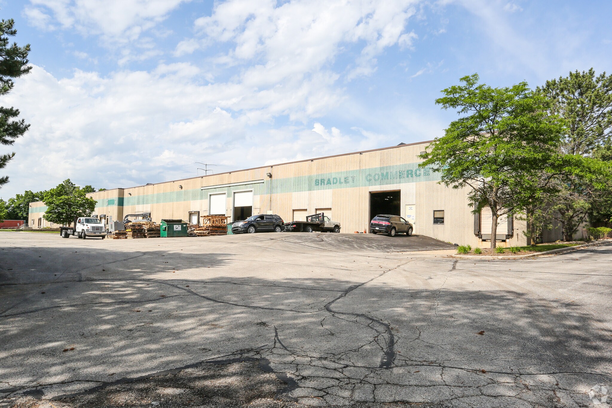 8301 W Parkland Ct, Milwaukee, WI à louer Photo principale– Image 1 sur 8