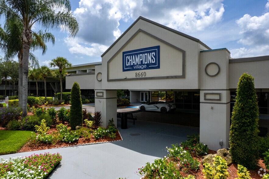 8660 W Irlo Bronson Memorial Hwy, Kissimmee, FL à louer - Photo de l’immeuble – Image 2 sur 14