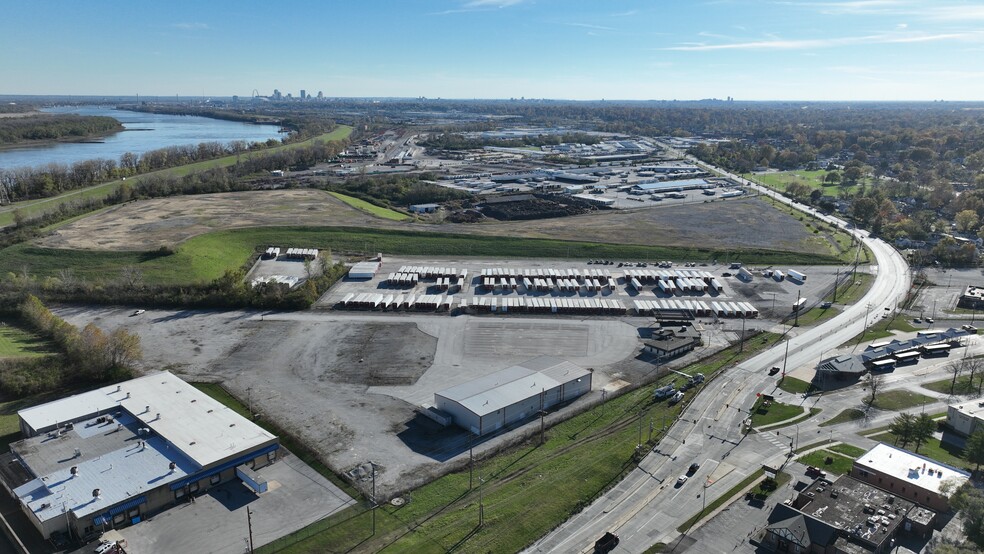 IOS Site w/ Drive-in Maintenance Bldg portefeuille de 2 biens à vendre sur LoopNet.fr - Photo de l’immeuble – Image 1 sur 25