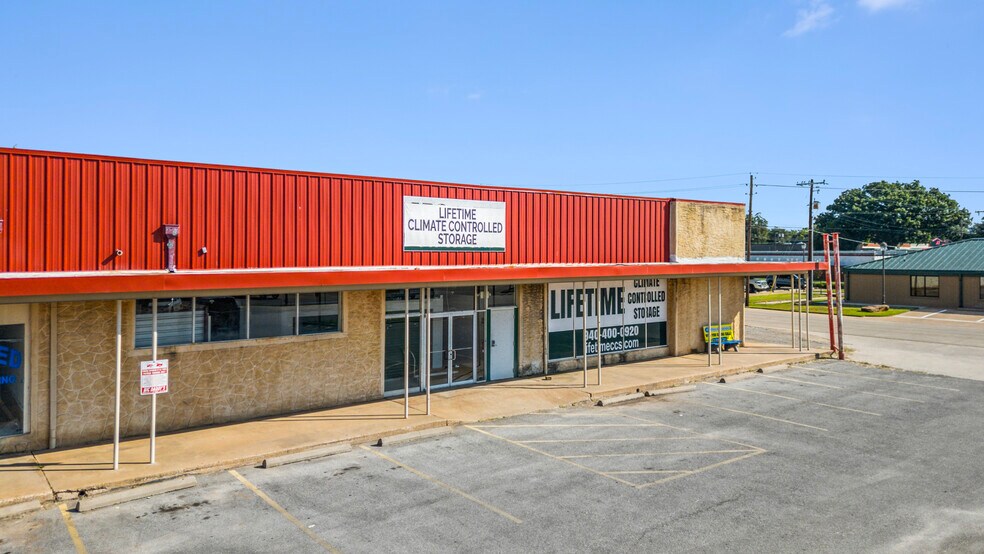 400 W Park Ave, Iowa Park, TX à vendre - Photo principale – Image 1 sur 8