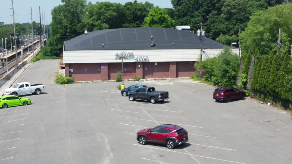 200 Landing Ave, Smithtown, NY à vendre - Vidéo sur l’annonce professionnelle – Image 2 sur 16