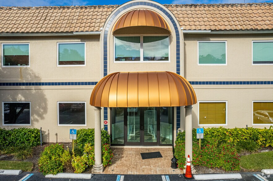 3033 Riviera Dr, Naples, FL à louer - Photo de l’immeuble – Image 2 sur 6