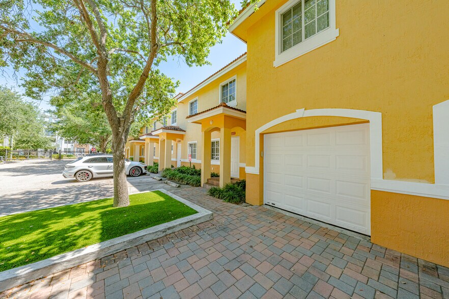 322-324 NE 3rd St, Hallandale Beach, FL à vendre - Photo de l’immeuble – Image 2 sur 18