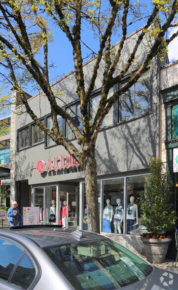 1543 Marine Dr, West Vancouver, BC à louer - Photo de l’immeuble – Image 2 sur 3