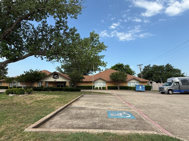 1935 Old Denton Rd, Carrollton, TX à vendre - Photo de l’immeuble – Image 2 sur 14