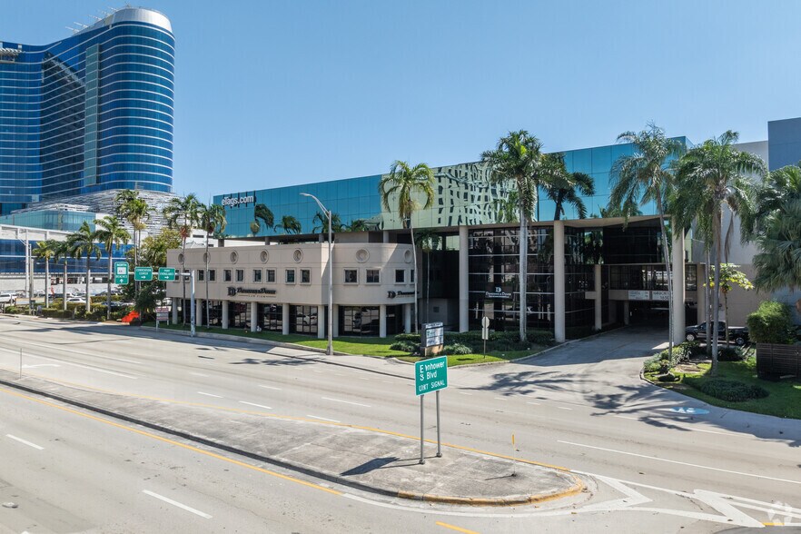 1650 Se 17th St, Fort Lauderdale, FL à louer - Photo de l’immeuble – Image 1 sur 16