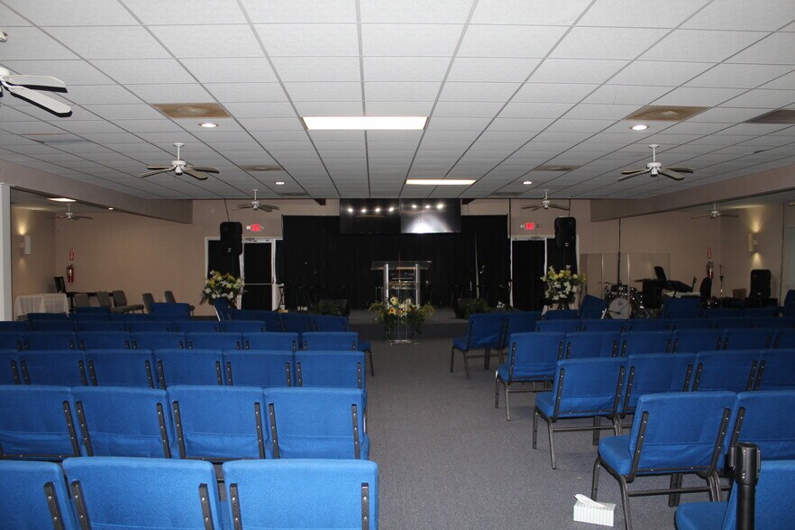 2725 Wilson Rd, Humble, TX à louer - Photo de l’immeuble – Image 2 sur 10