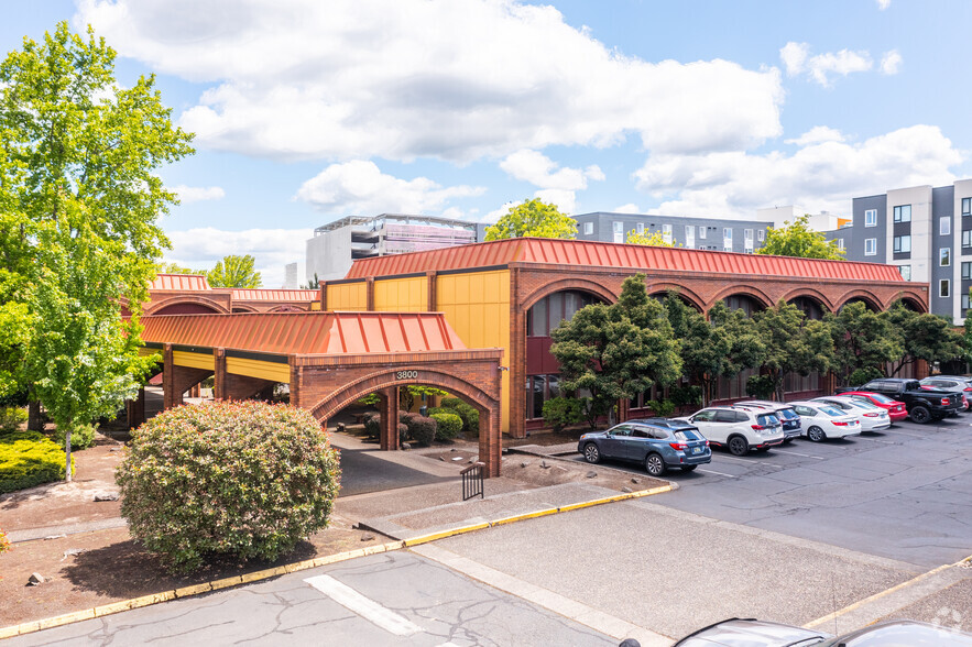 3800 SW Cedar Hills Blvd, Beaverton, OR à louer - Photo de l’immeuble – Image 1 sur 8