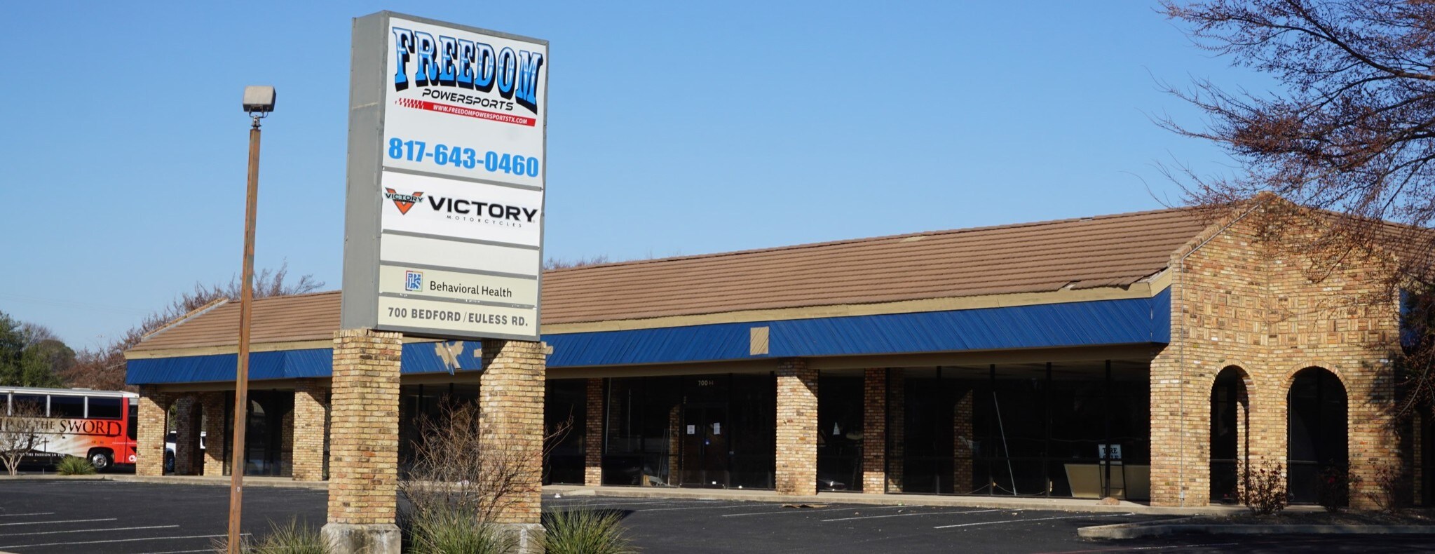 700 W Bedford Euless Rd, Hurst, TX à louer Photo de l’immeuble– Image 1 sur 9