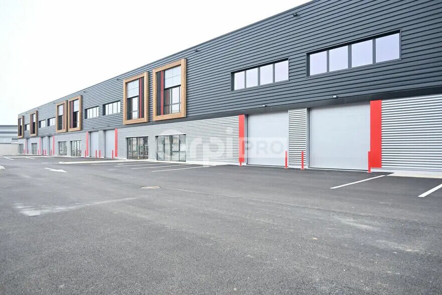 Bureau dans Saint-Quentin-Fallavier à louer - Photo de l’immeuble – Image 2 sur 3
