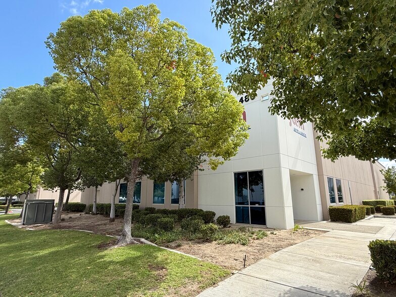 480 Business Center Ct, Redlands, CA à louer - Photo de l’immeuble – Image 3 sur 9