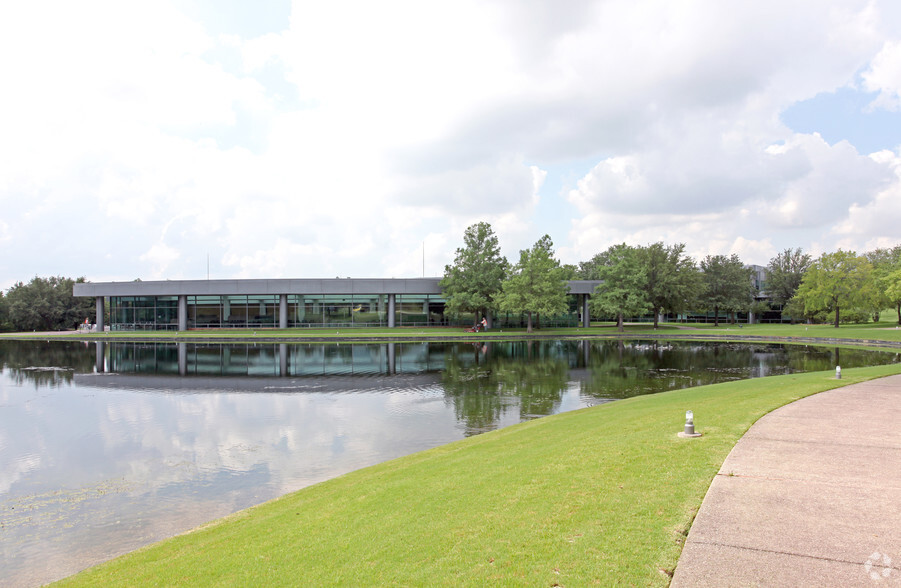 700 Hidden Rdg, Irving, TX à louer - Photo de l’immeuble – Image 3 sur 10