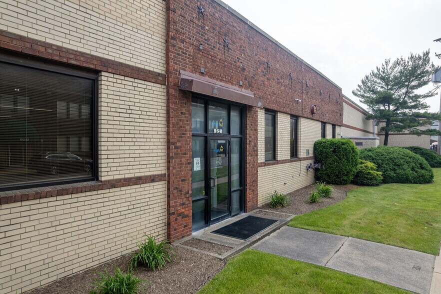 12201 Elmwood Ave, Cleveland, OH à louer - Photo de l’immeuble – Image 2 sur 54