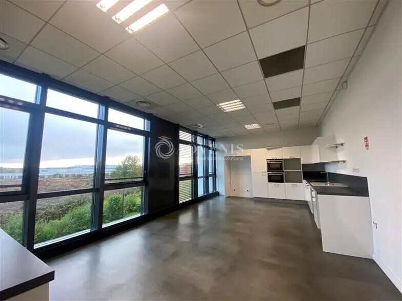 Bureau dans Élancourt à louer - Photo intérieure – Image 2 sur 11