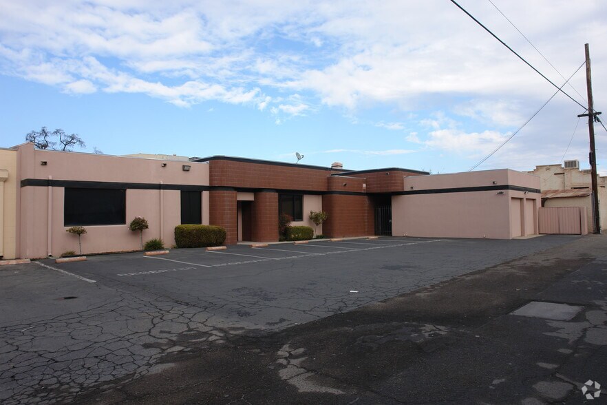 513-519 W Center St, Visalia, CA à louer - Photo de l’immeuble – Image 2 sur 11