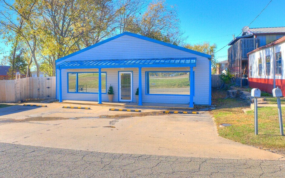 305 S Chickasaw Ave, Claremore, OK à vendre - Photo principale – Image 1 sur 36