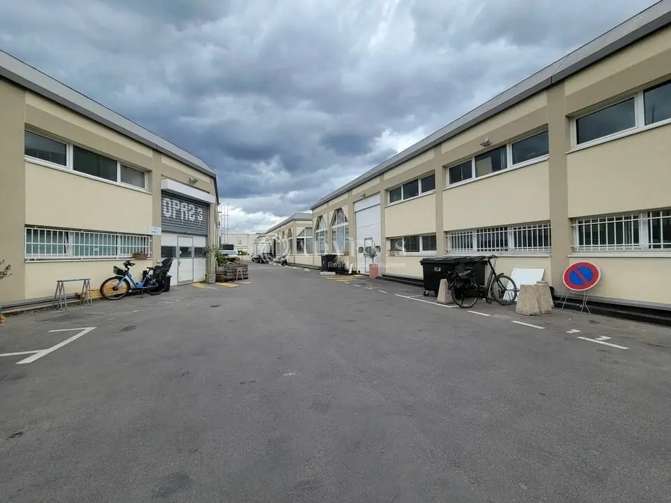 Local d’activités dans Aubervilliers à louer Photo de l’immeuble– Image 1 sur 7