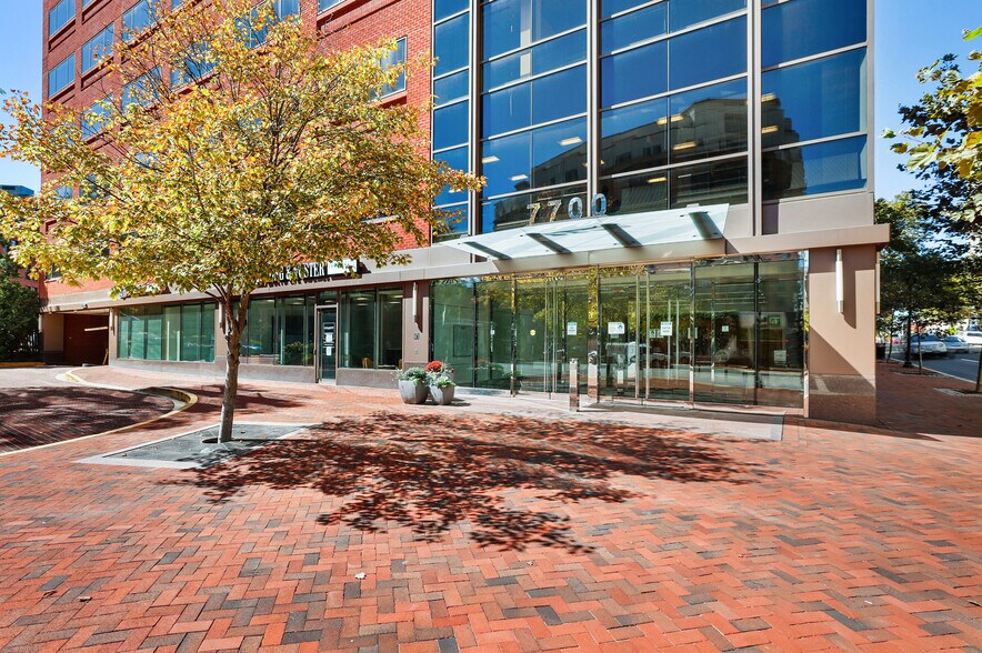 7700 Old Georgetown Rd, Bethesda, MD à louer - Photo de l’immeuble – Image 3 sur 18