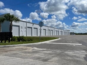 16291 Domestic Ave, Fort Myers, FL à louer Photo de l’immeuble– Image 2 sur 2