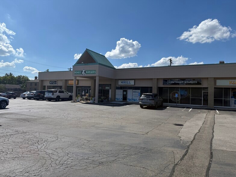 9717-9731 Montgomery Rd, Cincinnati, OH à louer - Photo de l’immeuble – Image 1 sur 9