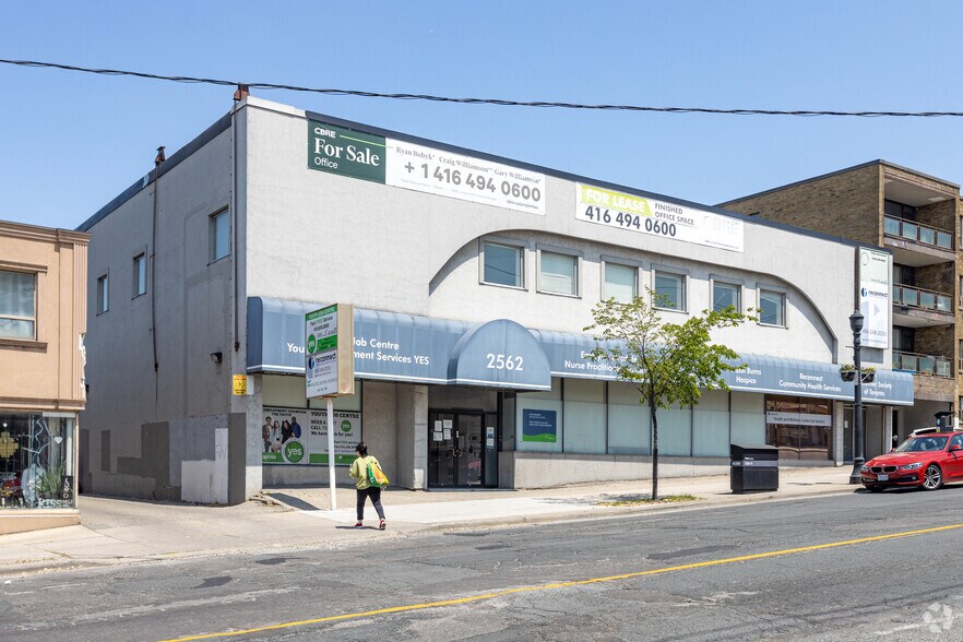 2562 Eglinton Ave W, Toronto, ON à vendre - Photo de l’immeuble – Image 2 sur 2
