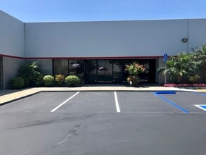 1890 E Miraloma Ave, Placentia, CA à louer Photo de l’immeuble– Image 2 sur 2