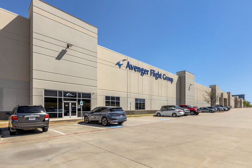 2800 Valley View Ln, Irving, TX à louer - Photo de l’immeuble – Image 3 sur 5