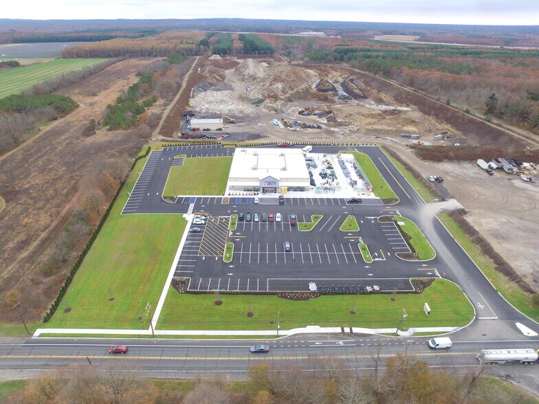 4331 Middle Country Rd, Calverton, NY à louer - Photo de l’immeuble – Image 2 sur 5