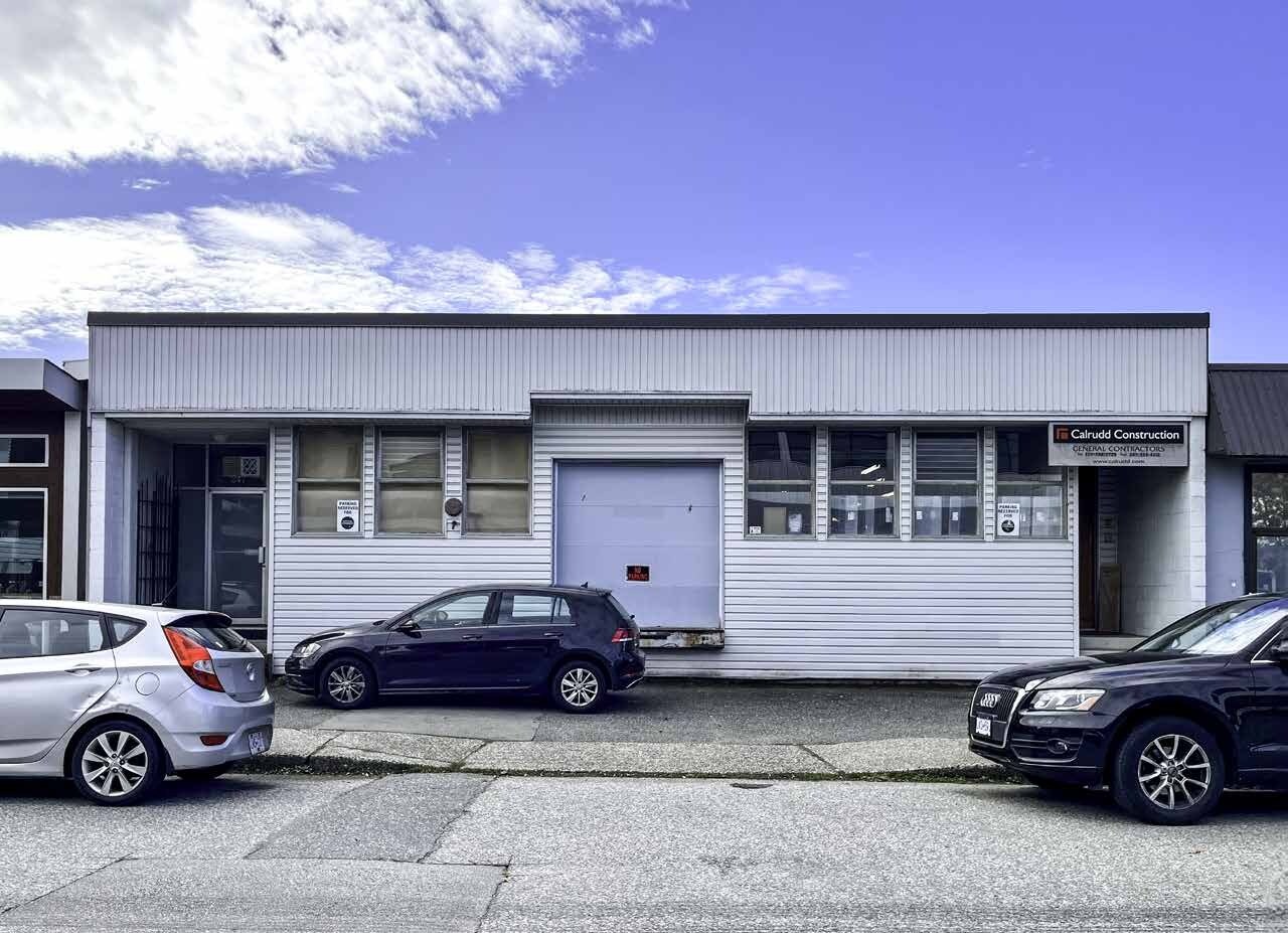 247 E 1st St, North Vancouver, BC à vendre Photo de l’immeuble– Image 1 sur 5