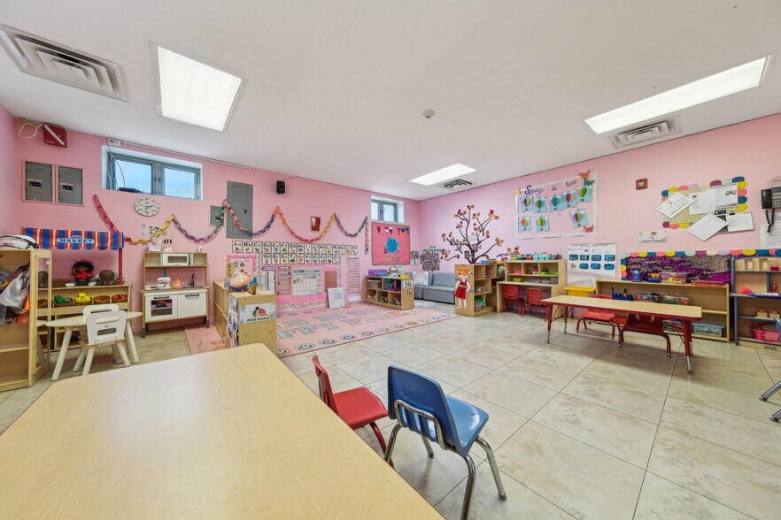 351 Sand Ln, Staten Island, NY à louer - Photo de l’immeuble – Image 3 sur 12