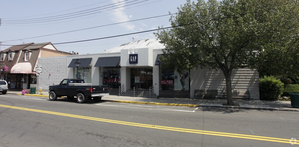 100 Arden Pl, Port Jefferson, NY à louer - Photo de l’immeuble – Image 2 sur 7