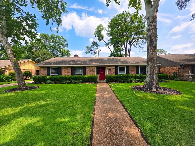 10706 Inwood Dr, Houston, TX à vendre - Photo principale – Image 1 sur 1