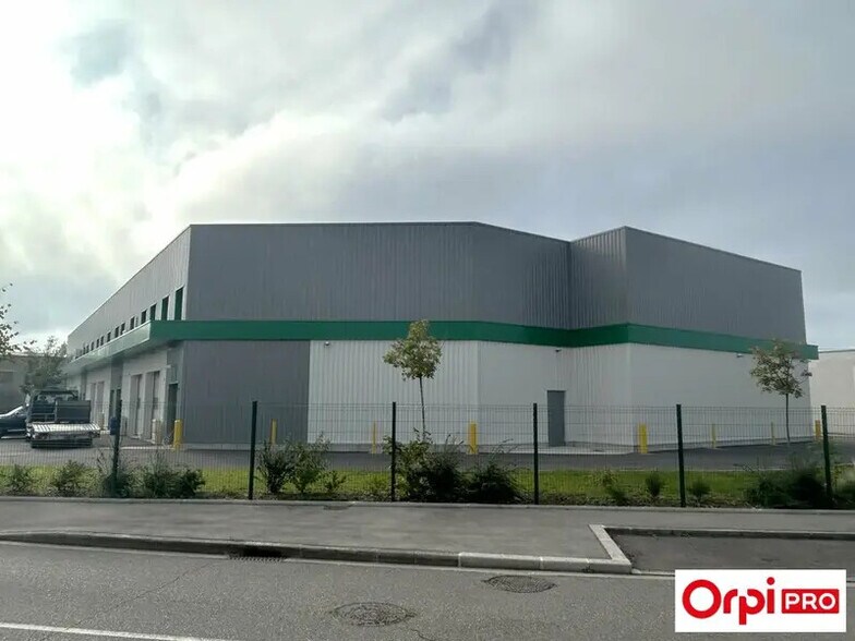 Local d’activités dans Mions à louer - Photo de l’immeuble – Image 3 sur 6