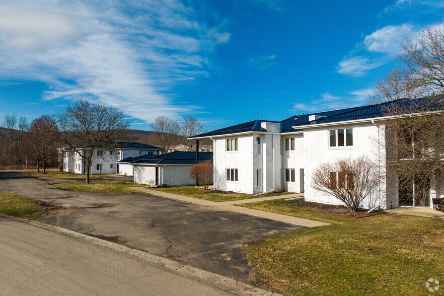 13 Eagle Dr, Painted Post, NY à vendre - Photo de l’immeuble – Image 1 sur 20