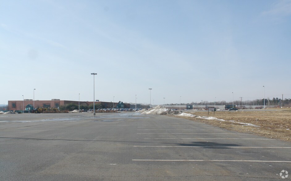 106 Laurel Mall Dr, Hazleton, PA à louer - Photo principale – Image 1 sur 11