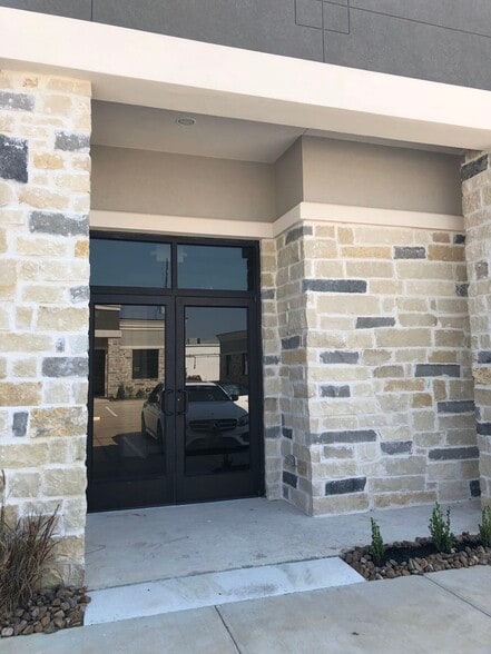 633 E Fernhurst Dr, Katy, TX à louer - Photo de l’immeuble – Image 3 sur 13