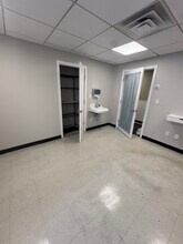 296 Chelmsford St, Chelmsford, MA à louer Photo intérieure– Image 1 sur 2