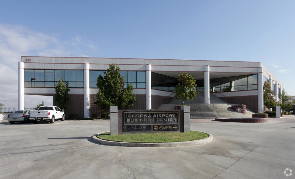 423 Jenks Cir, Corona, CA à louer - Photo principale – Image 1 sur 2