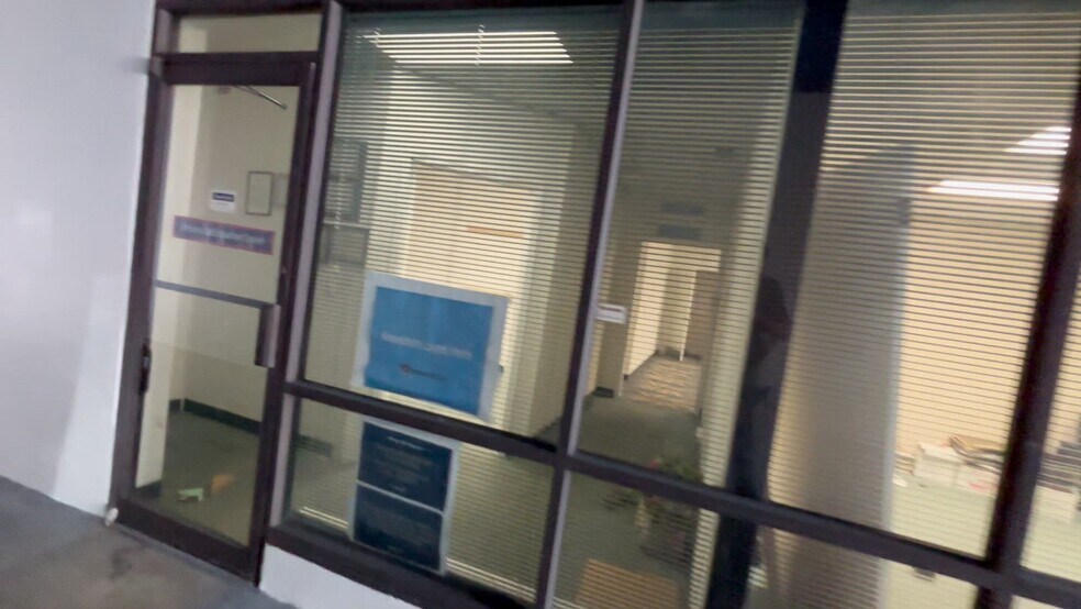 4809 E Busch Blvd, Tampa, FL à louer - Vidéo sur l’annonce professionnelle – Image 2 sur 12