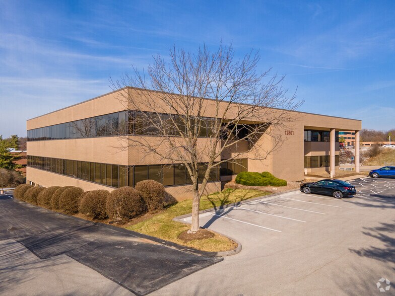 12801 Flushing Meadows Dr, Des Peres, MO à louer - Photo de l’immeuble – Image 2 sur 4