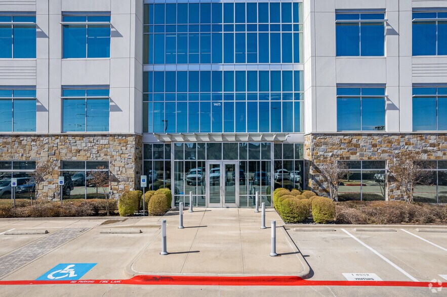 14675 Dallas Pky, Dallas, TX à louer - Photo de l’immeuble – Image 3 sur 17