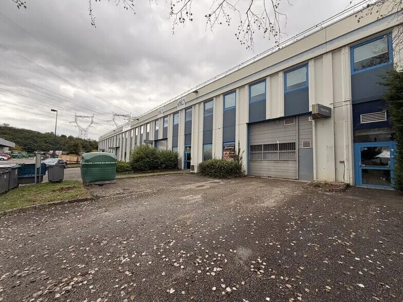 Bureau dans Saint-Quentin-Fallavier à vendre - Photo de l’immeuble – Image 3 sur 8