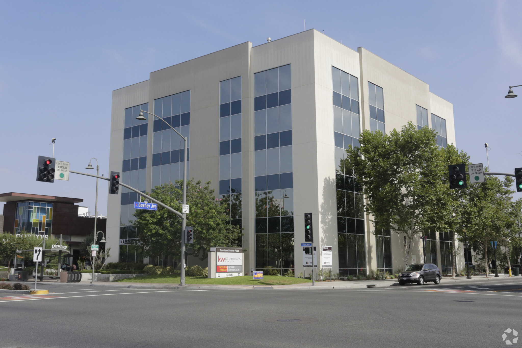 8255 Firestone Blvd, Downey, CA à louer Photo principale– Image 1 sur 12