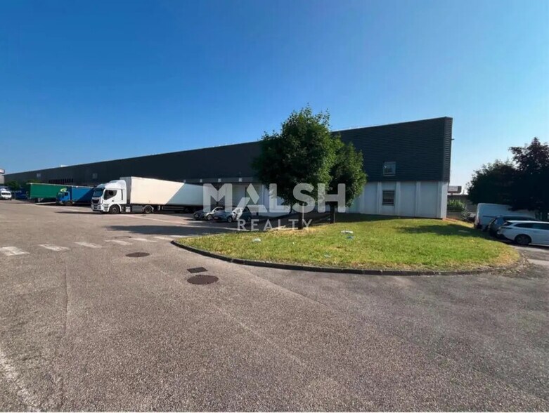 Local d’activités dans Vénissieux à louer - Photo principale – Image 1 sur 2